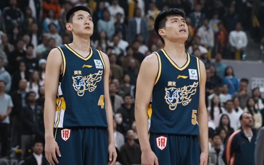 NCAA一场比赛3名中国球员对位画面