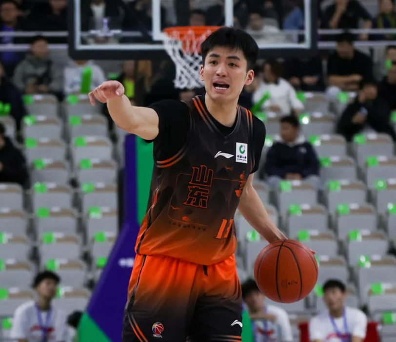 拿300万，三分5中0+正负值最低！球迷：郭艾伦当年凭啥给你打替补