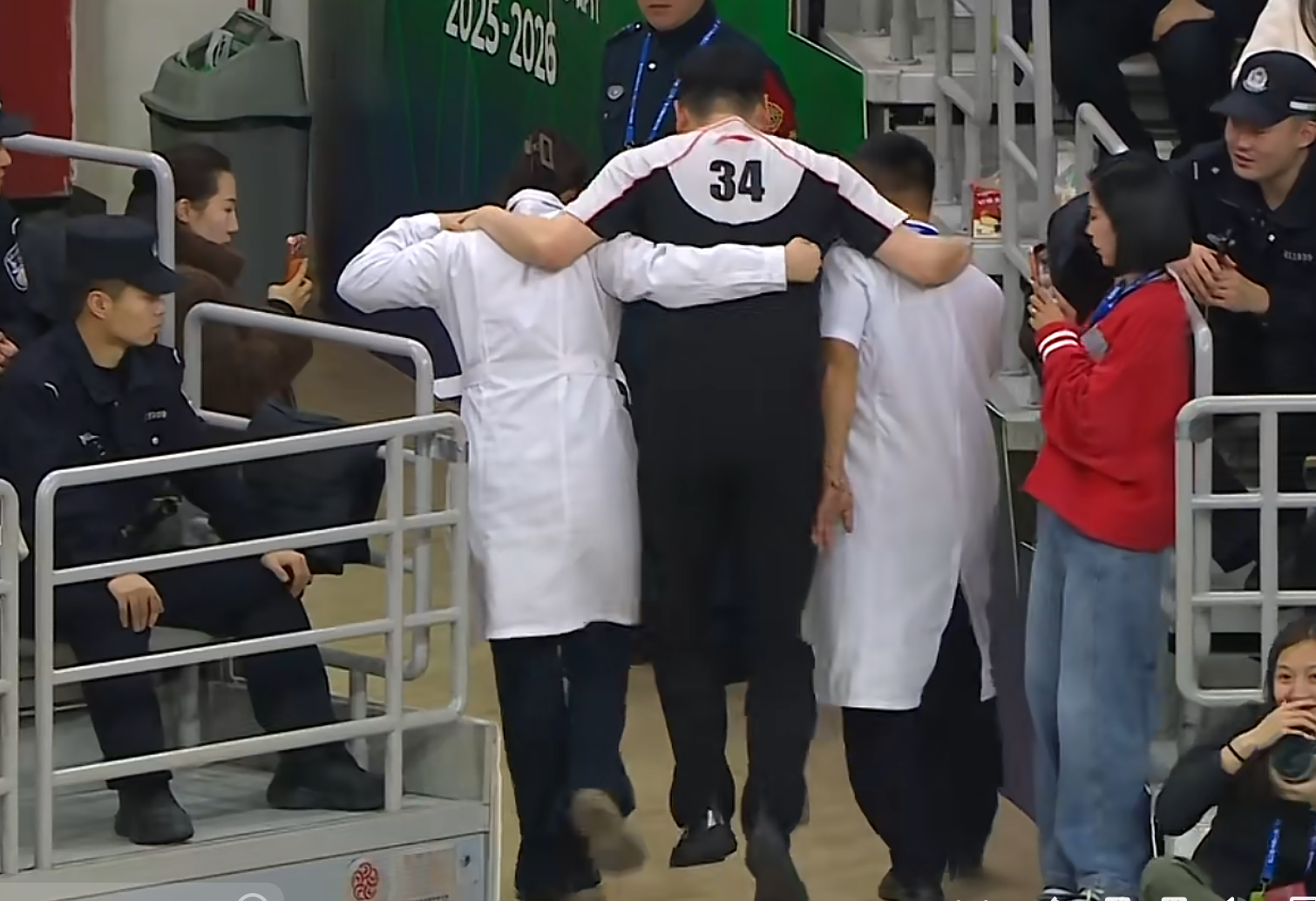罕见！CBA裁判意外受伤，被医生搀扶离