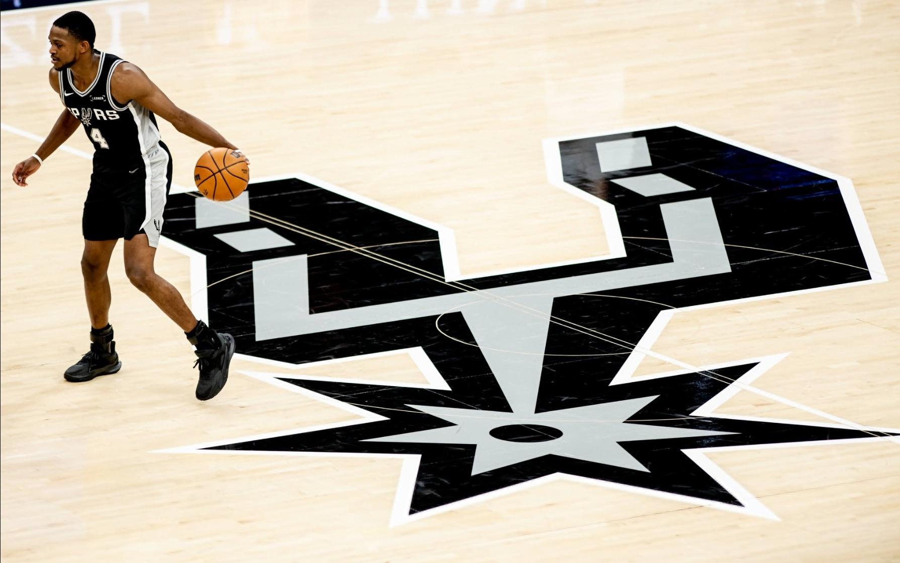 福克斯递补全明星休媒不满：故意将哈登排除在外！数据证萧华偏见