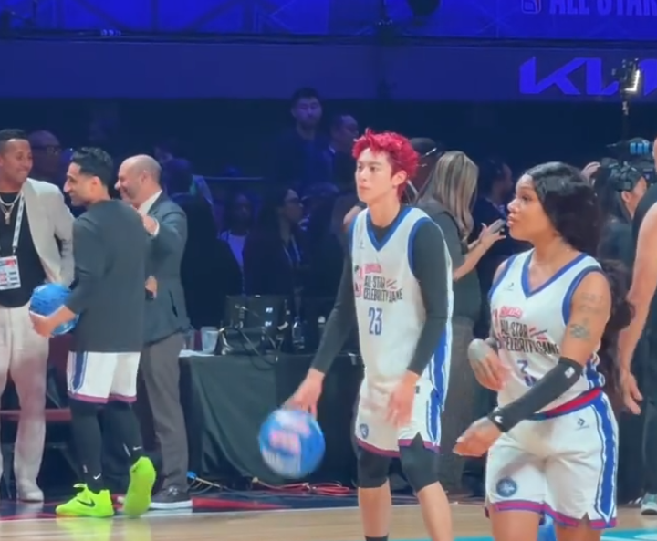 王鹤棣染一头红发亮相NBA名人赛，多