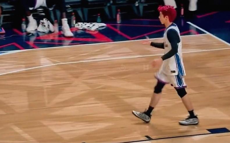 致敬偶像，王鹤棣下快攻接林书豪长传完成上篮，随后霸王步庆祝