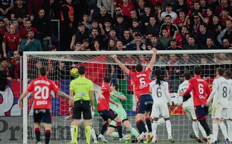 奥萨苏纳球迷与警方发生暴力冲突，警