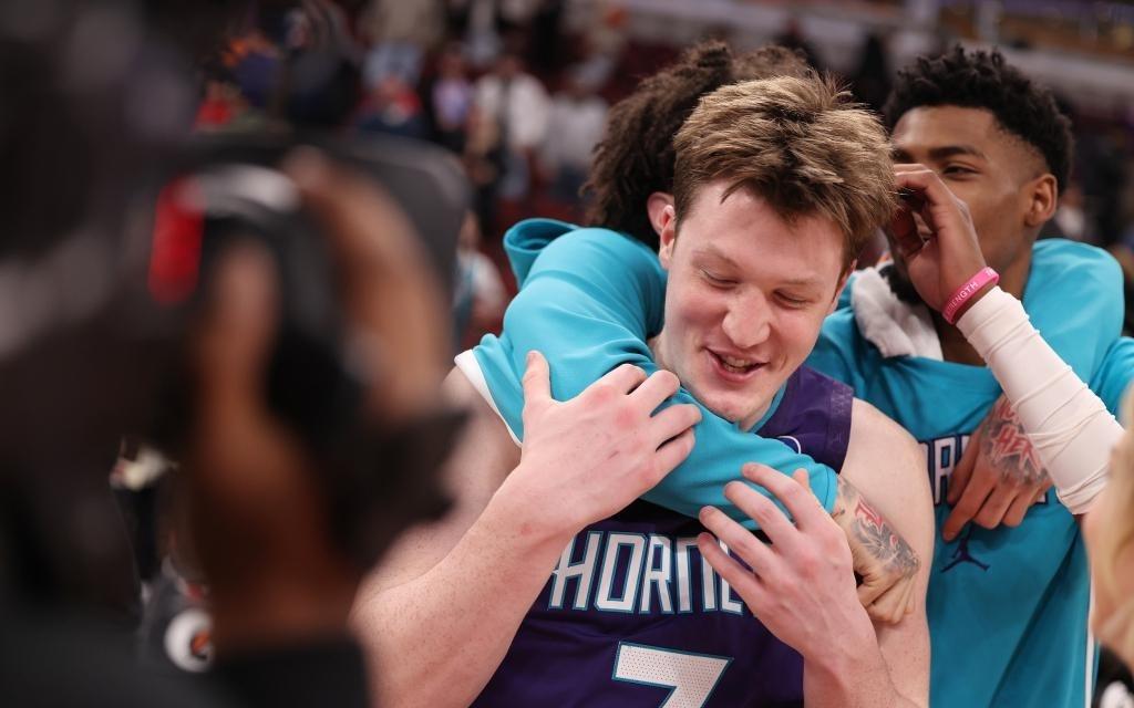 NBA克尼佩尔创最快200记三分，哈登又添“最老纪录”