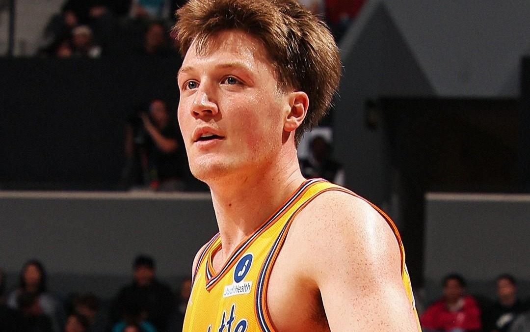 官方：黄蜂的克努佩尔和马刺的哈珀当选NBA2月东西部最佳新秀