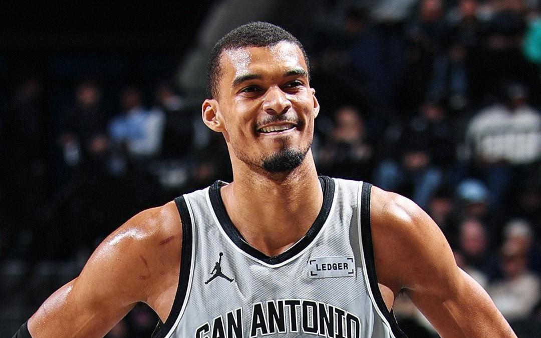 官方：坎宁安和文班亚马分别当选2月