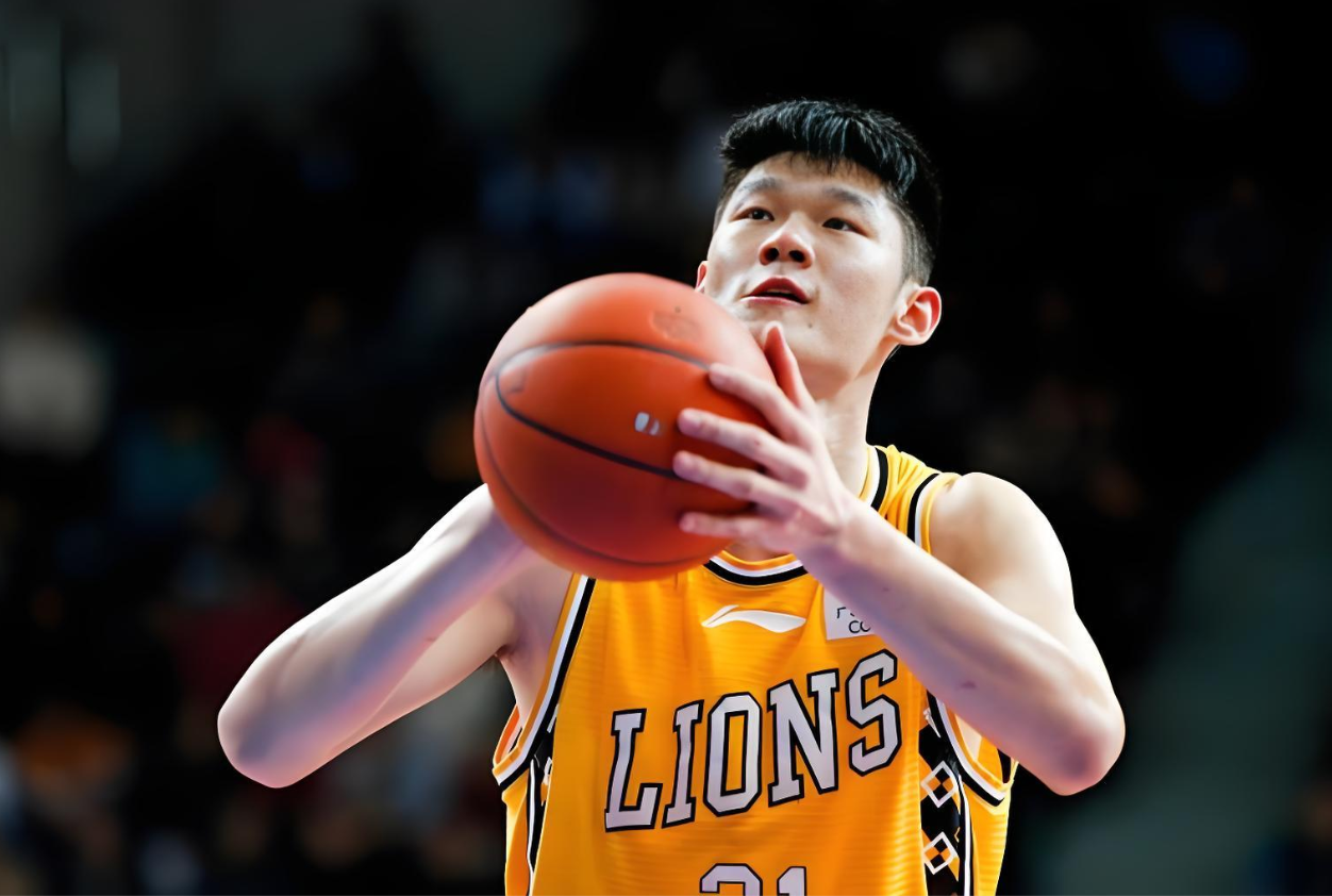 有趣！胡金秋回到广厦队就投入训练，王