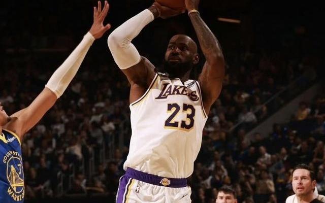 名记：建议詹姆斯学习霉霉，和每支球队