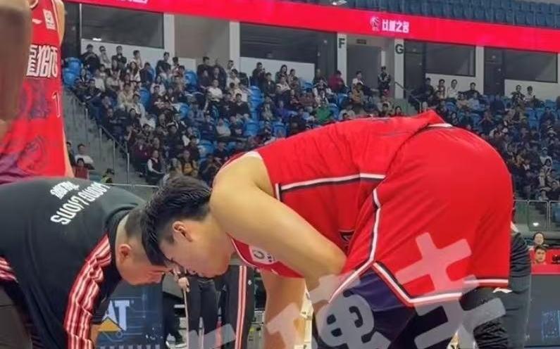 翻滚倒地很痛苦！郭艾伦左膝盖受伤，已被担架车抬走！广州队难了