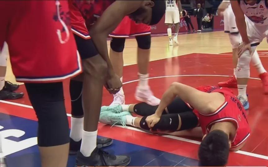 郭艾伦重伤，前交叉韧带断了！CBA篮球生涯还会继续么