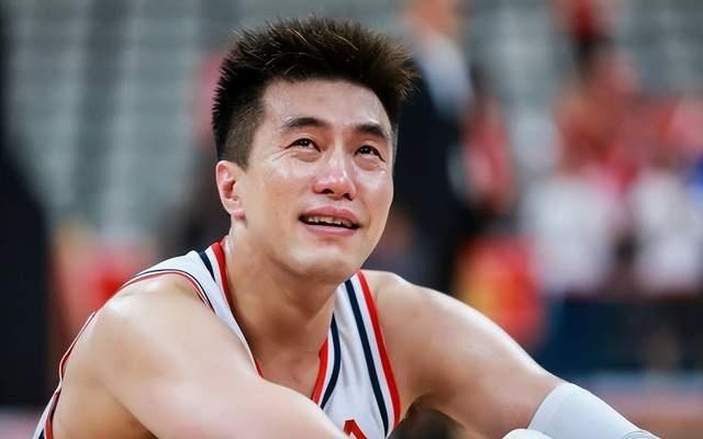 广州战胜山东却迎噩耗：郭艾伦重伤离场，昔日第一控卫该退役了