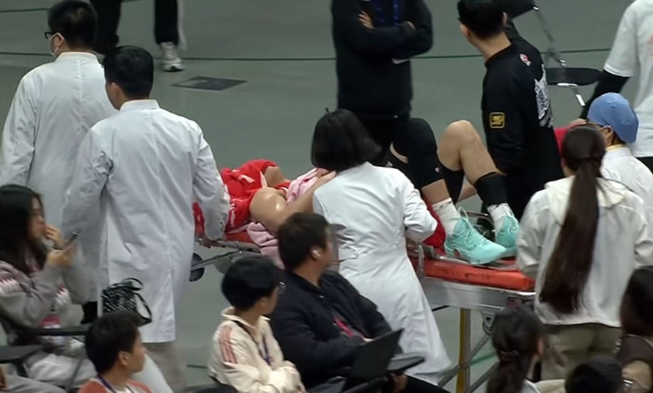 广州男篮遭遇沉重打击！郭艾伦再次遭遇重伤，恐面临赛季报销