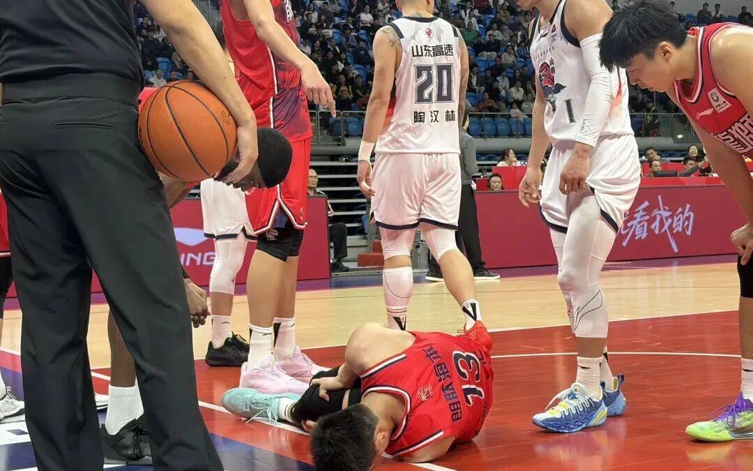 WOC！郭艾伦！是膝盖啊