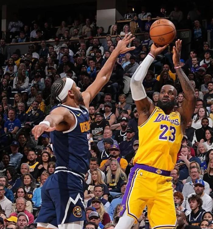 这是真正的历史第一人！詹姆斯成功登顶，赛后连更六条庆祝动态！