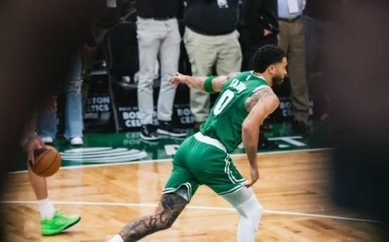 跟腱大伤&时隔298天复出，塔图姆取15