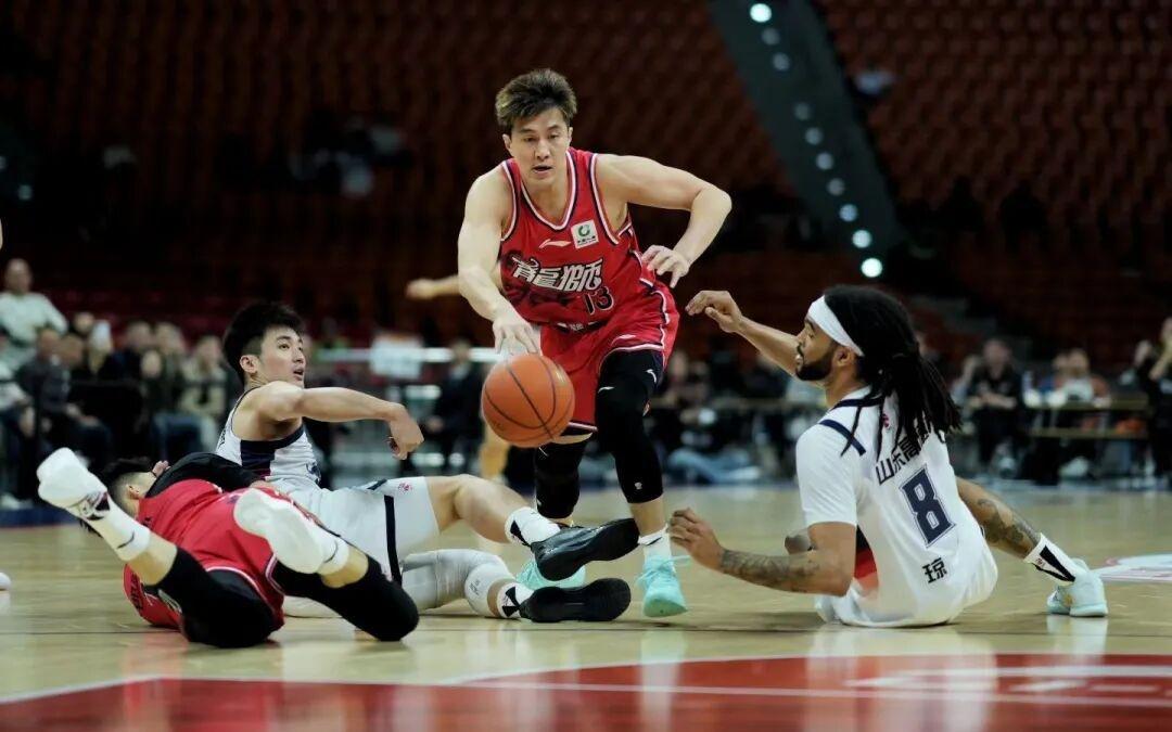 CBA补赛广州龙狮主场胜山东队郭艾伦重伤或赛季报销