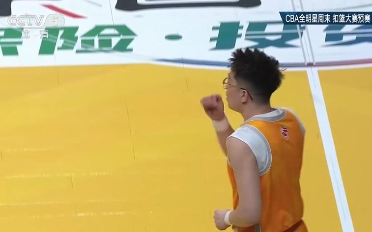 CBA扣篮大赛预赛：俞泽辰两扣100分压