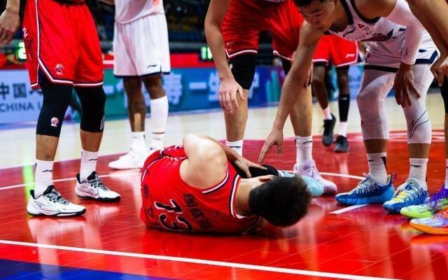 32岁撕裂前叉，郭艾伦如何应对命运的又一次嘲弄