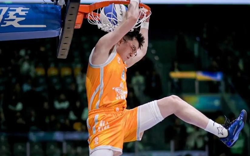 CBA扣篮大赛：外卡张鼎岩三扣满分加