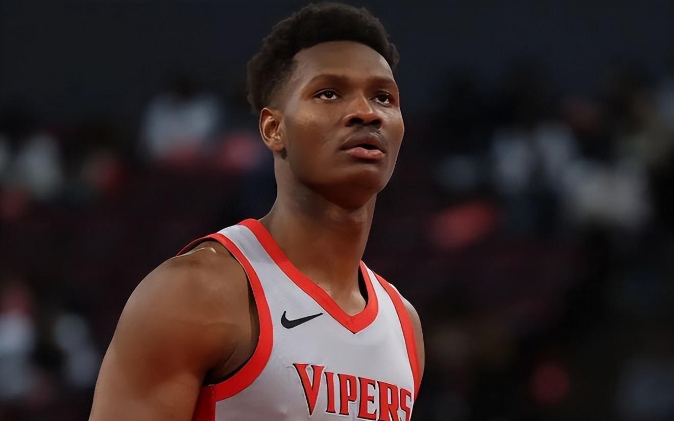 可塑性还是很高的！火箭二队可以多给这位内线一些信任和支持