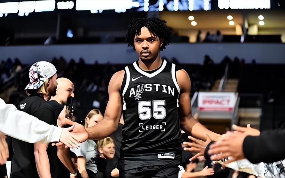 面对火箭二队打出全能型表现，马刺锋线新星也是很有特点的球员