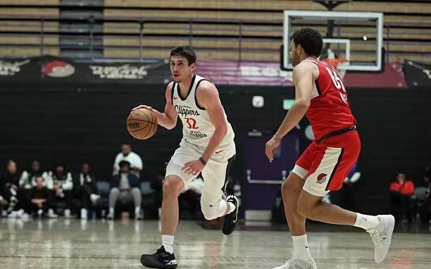 虽然拿下了高分，但是快船二队中锋在防守端也是被杨瀚森打爆了