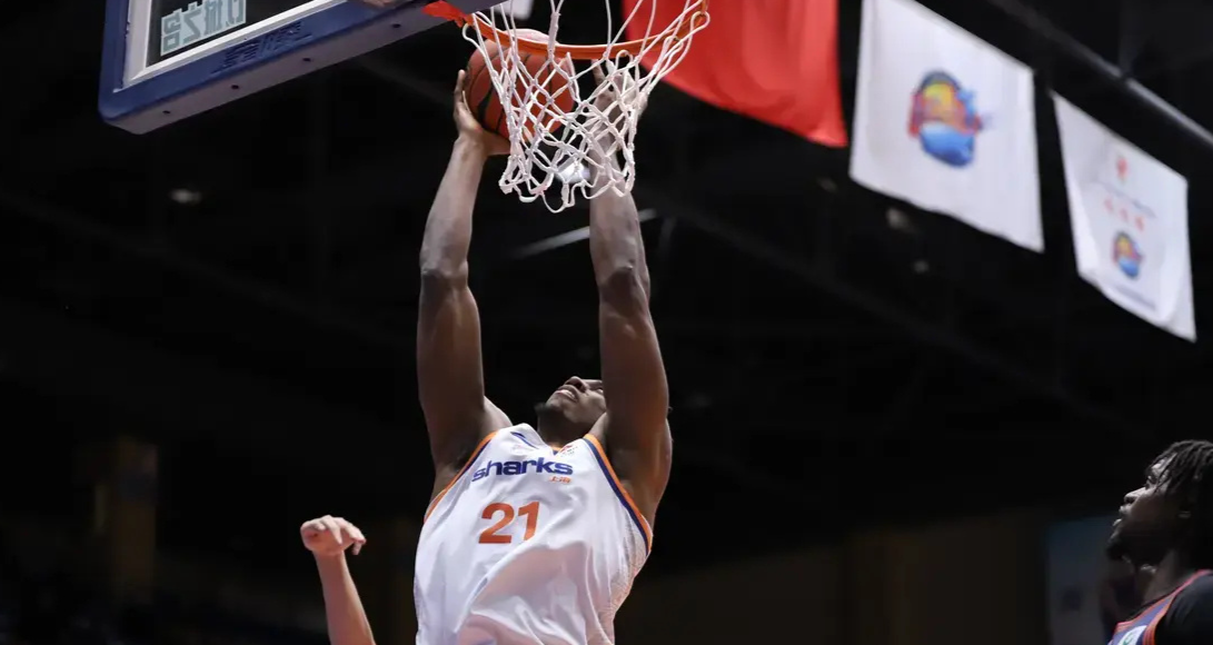 CBA排名大变天！上海6连胜稳居第一，山