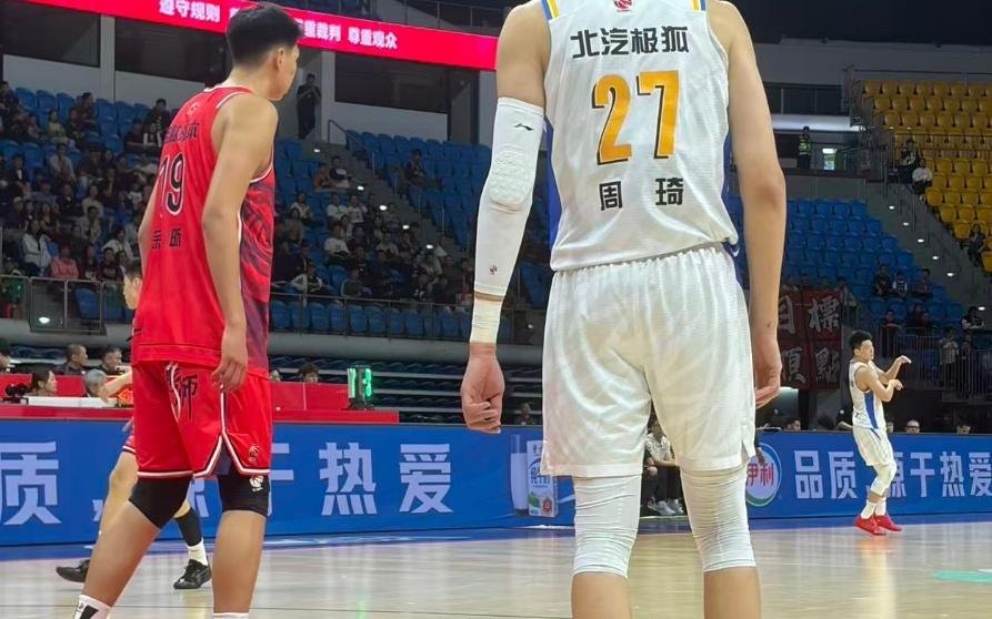 背后扣麦基一球！广州中锋大战NBA冠