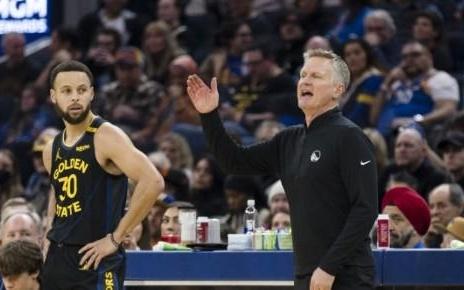 喜迎执教生涯600胜里程碑，科尔：库里把比赛用球送给了我