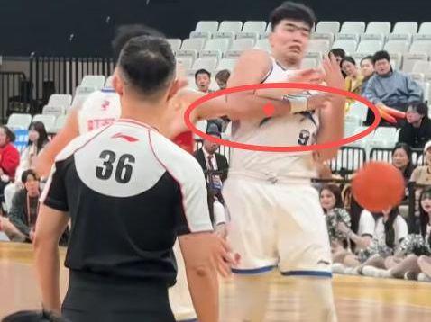 国家队内支柱遭暗算！胡金秋被打到重