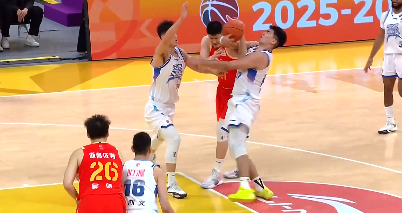 CBA再现暴力伤人！胡金秋惨遭卸胳膊，