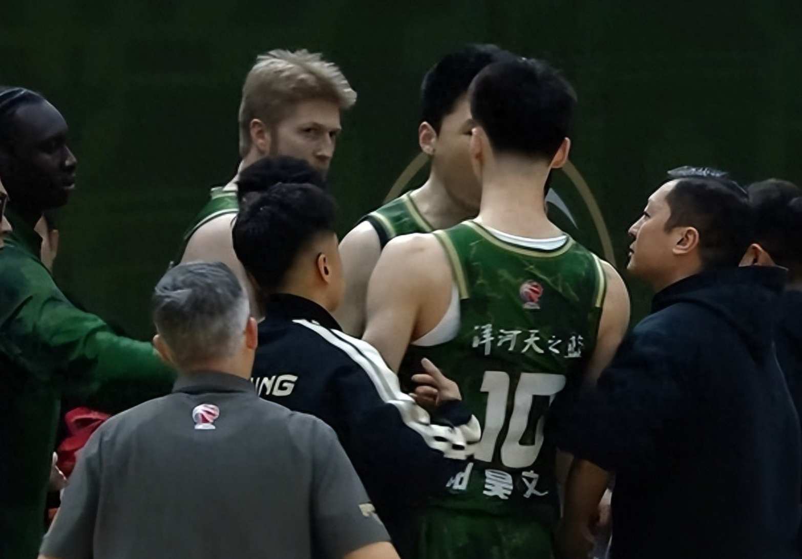 CBA罕见！队友之间发生激烈内讧，相互