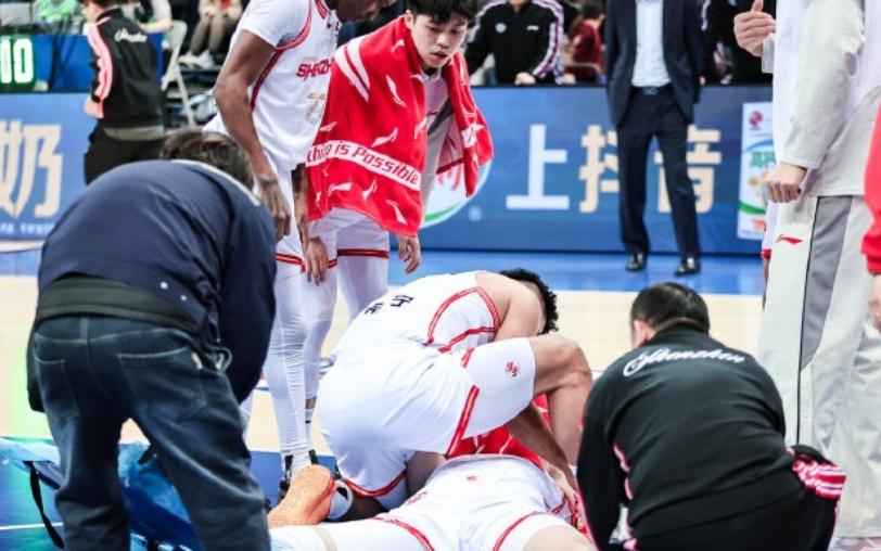 脚踝90度弯折！深圳年轻中锋重伤，这只