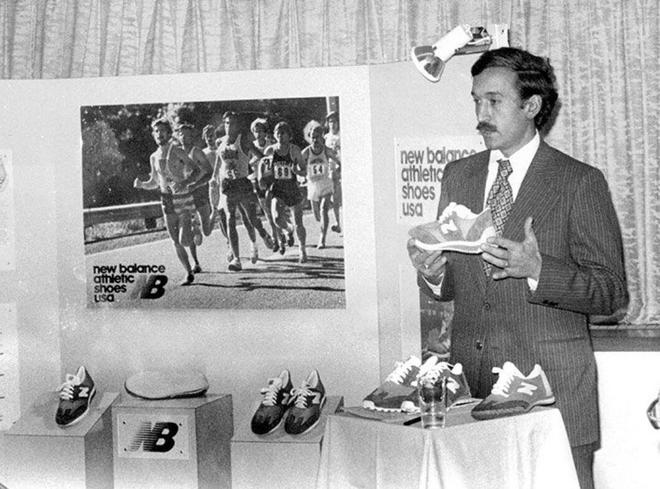 他们专卖“老头鞋”,却能签下19岁NBA未来门面?