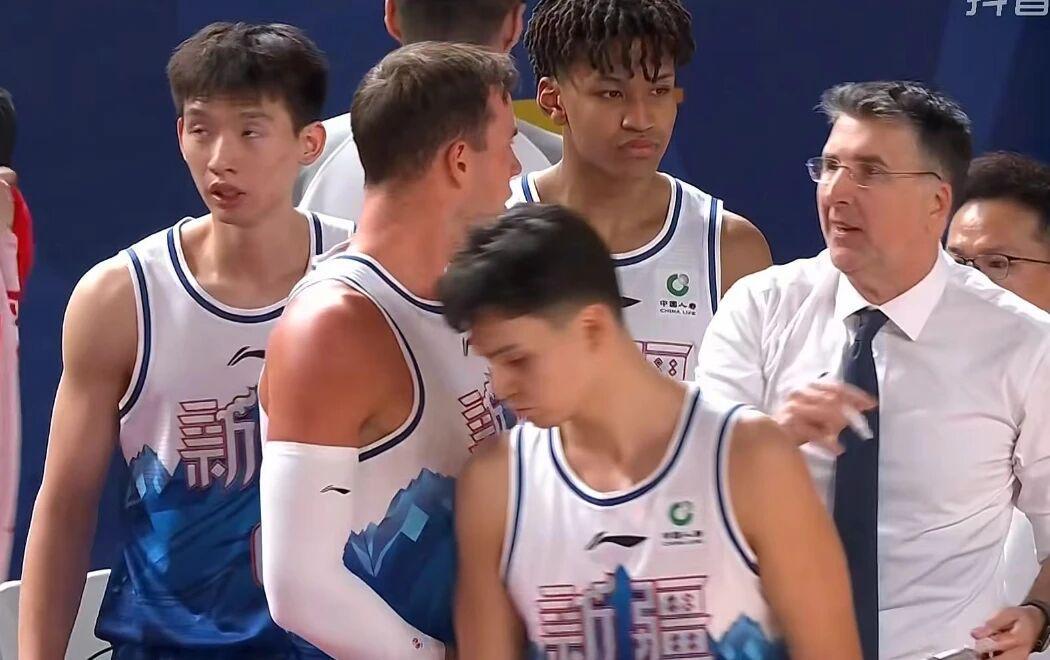 新疆男篮签下第八名外援，身高1米88