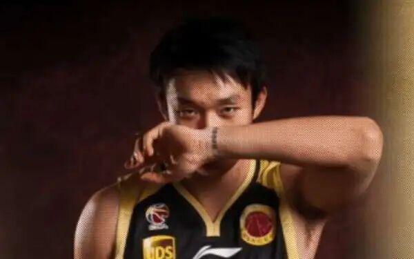 一个时代落幕了！丁彦雨航正式退役，山