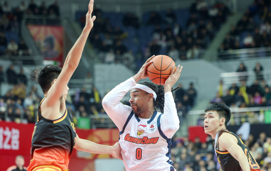 CBA排名又乱了！广厦杀回第一，广东惨