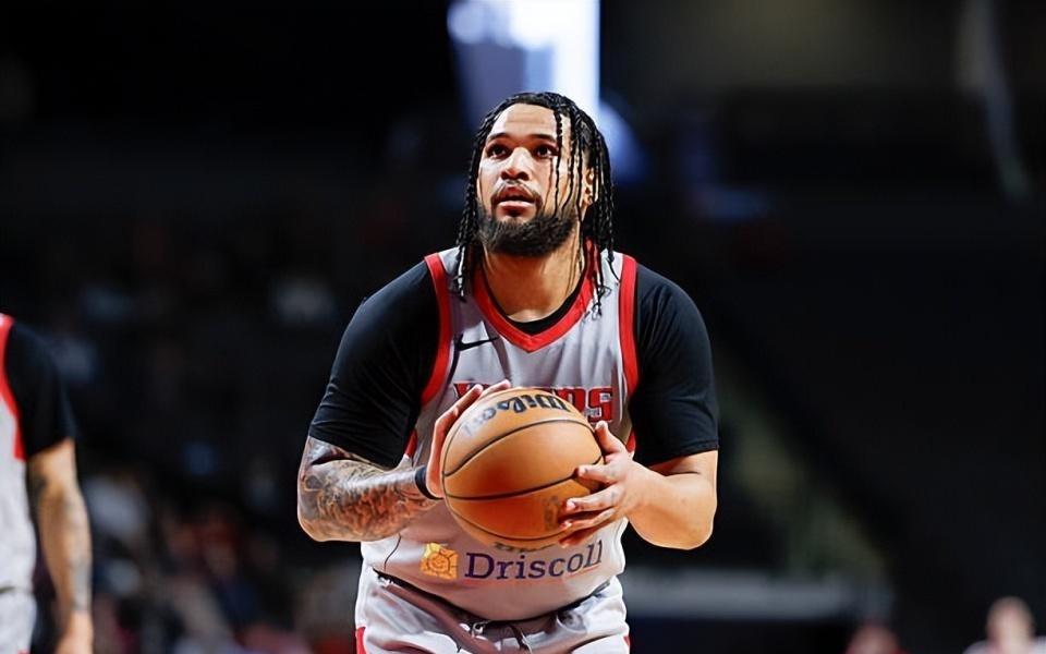 出手数比得分数还高，但火箭二队依然将他作为核心进行培养