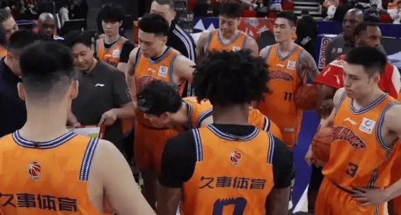 CBA一夜三重奏！上海9连胜碾压四川，赵