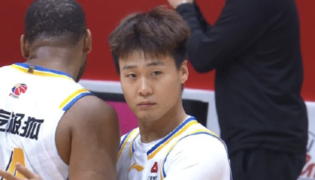 CBA狂欢夜！上海赢40分，北京逆转辽宁，