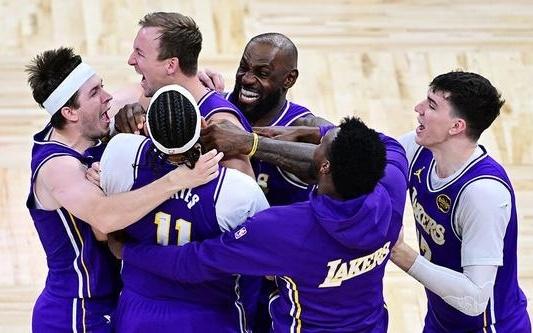 詹姆斯：看到肯纳德出手三分时我就知道这球稳了