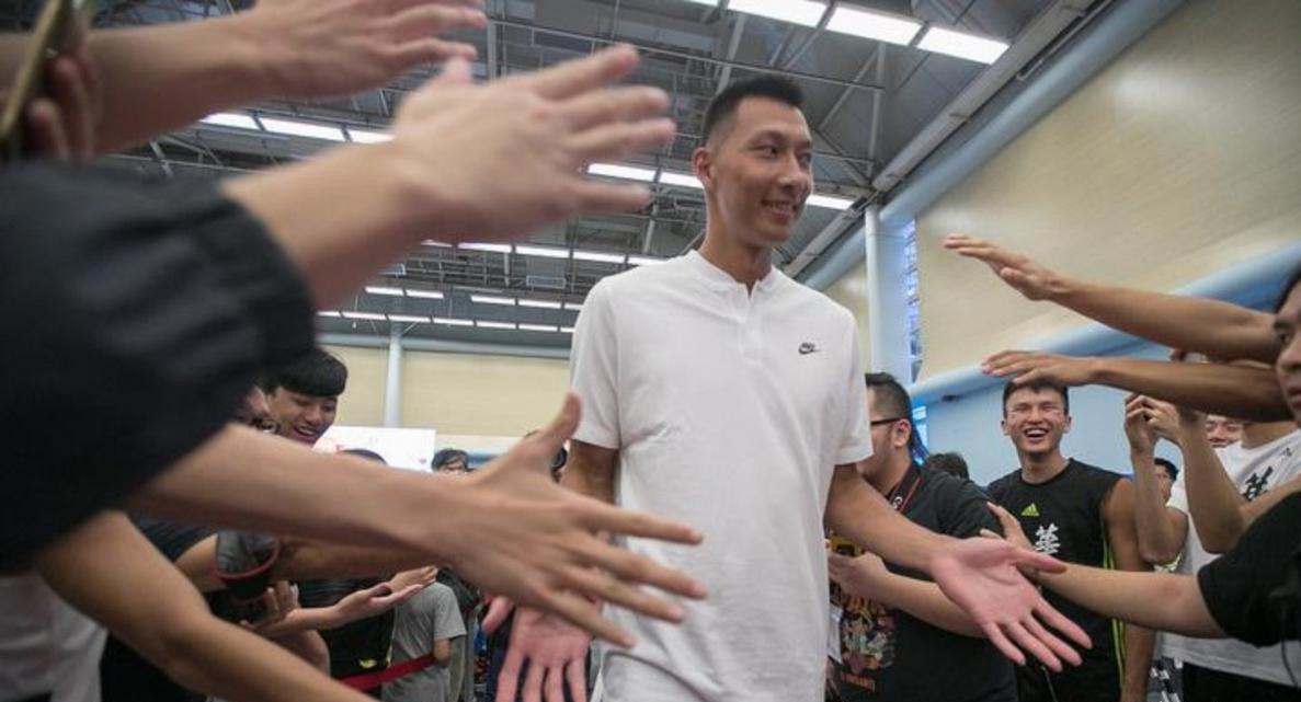 官宣退役不到2年，易建联近况曝光，再