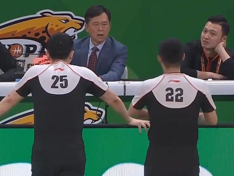 裁判又闹笑话了！鄢手骐确实险些再添