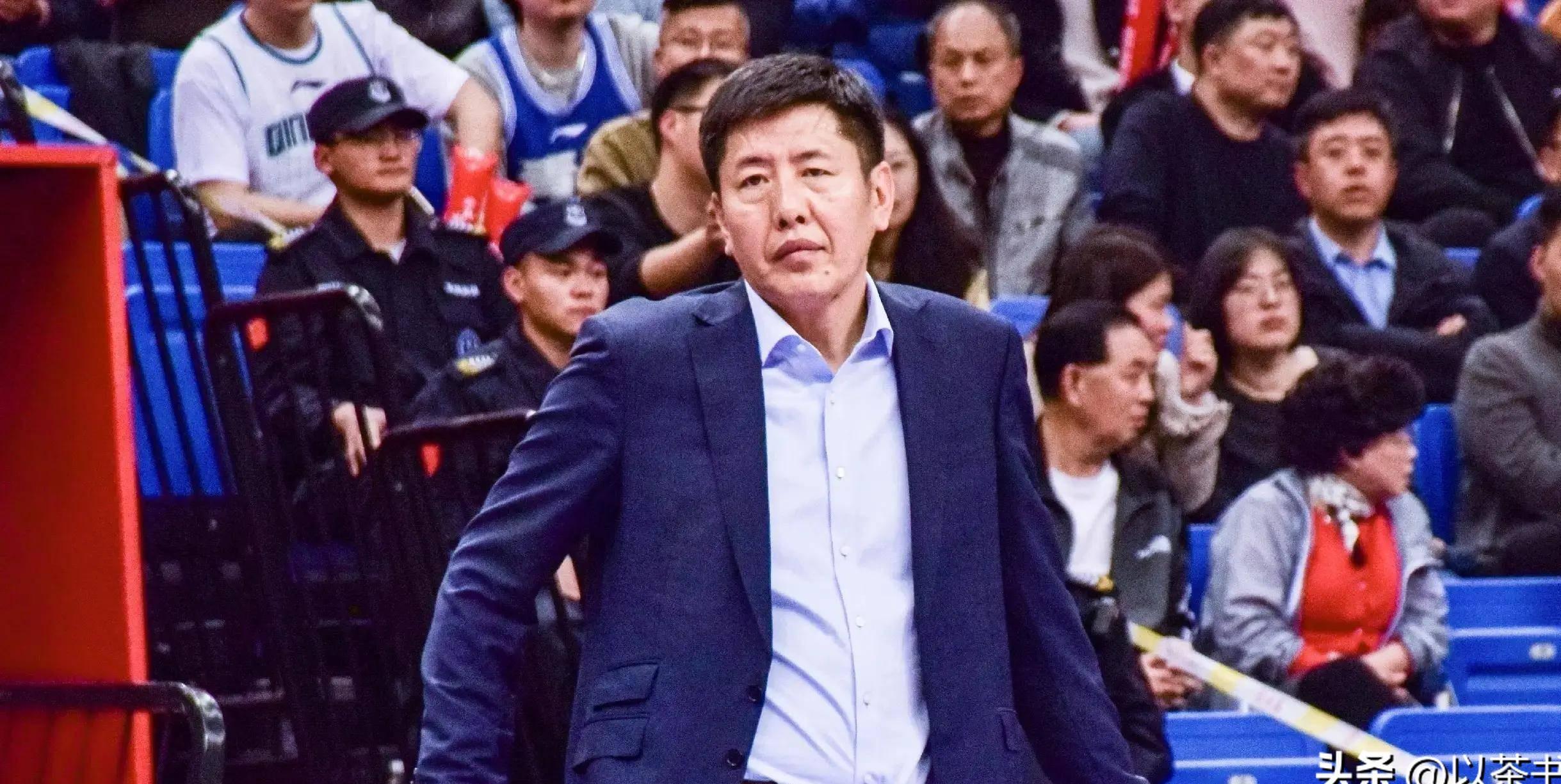 他是篮球教练员，执教过7支球队，曾因