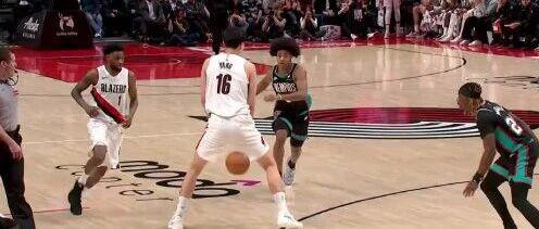 有点尴尬！杨瀚森三分钟拿下2分1板2失误....