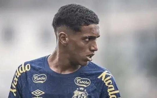 首席跟队:热刺冬窗主要补强左路,索萨是他们感兴趣的球员