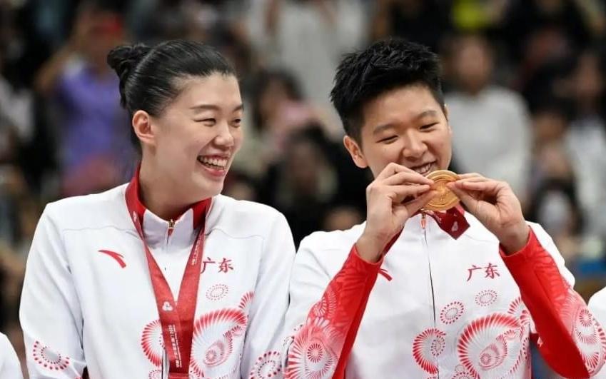 女篮新霸主横空出世！一年内狂揽三冠