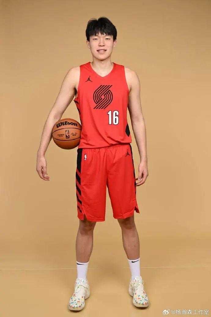 杨瀚森亮相NBA媒体日：谈缺席亚洲杯
