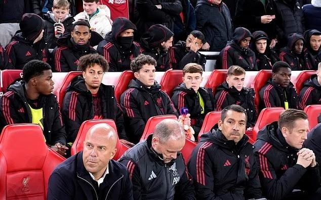 邮报：斯洛特在轮换方面自毁前程，早早