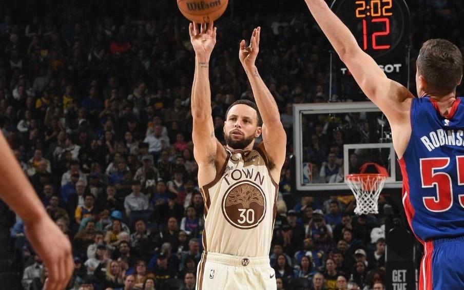 官方：库里右膝酸痛，提前退出对阵活塞的比赛